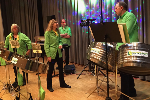 Musik der Steelband Caipirinhas